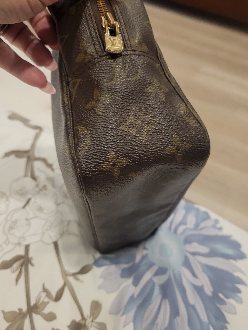 Louis Vuitton Monogram Canvas Toiletry Pouch in Brown and Tan Size 28 - Picture 4 of 6